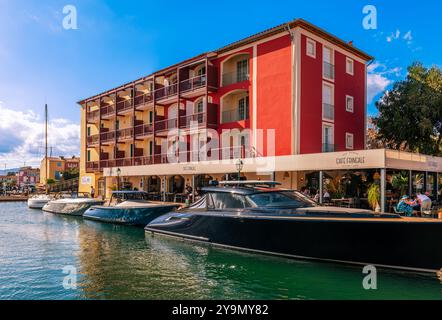 Dorf auf Stelzen von Port Grimaud, im Var in der Provence Alpes Côte d'Azur, Frankreich Stockfoto