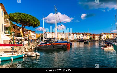 Dorf auf Stelzen von Port Grimaud, im Var in der Provence Alpes Côte d'Azur, Frankreich Stockfoto