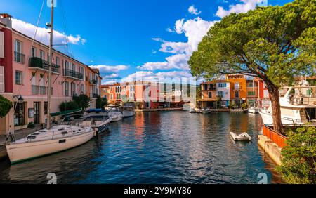 Dorf auf Stelzen von Port Grimaud, im Var in der Provence Alpes Côte d'Azur, Frankreich Stockfoto