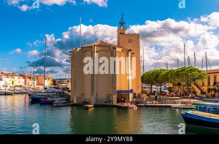 Dorf auf Stelzen von Port Grimaud, im Var in der Provence Alpes Côte d'Azur, Frankreich Stockfoto