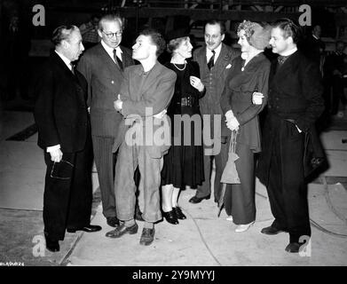 Sir CEDRIC HARDWICKE Sir ALEXANDER KORDA Regisseur ANTHONY ASQUITH Set Besucherin Lady VIOLET BONHAM-CARTER (Halbschwester von Anthony Asquith) Produzent ANATOLE DE GRUNWALD MARGARET LEIGHTON und ROBERT DONAT am Set Candid während der Dreharbeiten des WINSLOW BOY 1948 Regisseurs ANTHONY ASQUITH Spiel Terence Rattigan Drehbuch Terence Rattigan und Anatole de Grunwald London Film Productions / de Grunwald Productions / British Lion Film Corporation Stockfoto