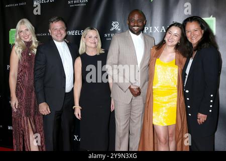 Woodside, USA. Oktober 2024. Von links nach rechts, Olivia June, Zak Williams, Amy Poehler, Wayne Brady, Zelda Williams, Marsha Garces Williams bei The Bring Change 2 Mind's 12th Annual Revels and Revelations. Quelle: Kathy Hutchins / Alamy Live News Stockfoto