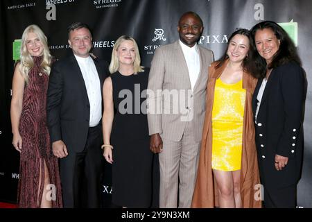 Woodside, USA. Oktober 2024. Von links nach rechts, Olivia June, Zak Williams, Amy Poehler, Wayne Brady, Zelda Williams, Marsha Garces Williams bei The Bring Change 2 Mind's 12th Annual Revels and Revelations. Quelle: Kathy Hutchins / Alamy Live News Stockfoto