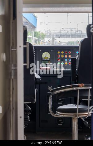 Bedienkonsole der Fahrerkabine des Hochgeschwindigkeitszugs aus dem flachen Winkel während des Tages Stockfoto