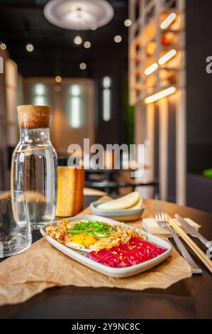 Frühstück mit Spiegeleiern und Lachs aus nächster Nähe. Stockfoto