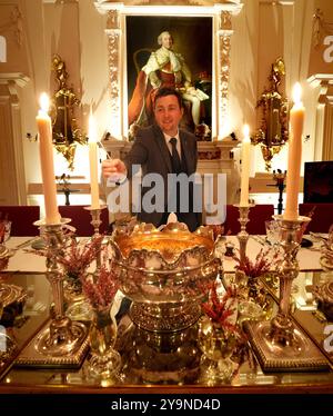 Evan Samson, der das Front-of-House-Team im Dumfries House leitet, zündet Kerzen an, während er dem Pink Dining Room, dem Lieblingszimmer des Königs im Dumfries House in Cumnock, Ayrshire, den letzten Schliff verleiht, wo Mitglieder der Öffentlichkeit die Möglichkeit erhalten, ein fest aus dem 18. Jahrhundert zu genießen, als Teil eines neuen maßgeschneiderten Dining Experience, das von der King's Foundation Charity geleitet wird. Bilddatum: Donnerstag, 10. Oktober 2024. Stockfoto