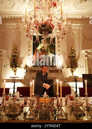 Evan Samson, der das Front-of-House-Team im Dumfries House leitet, zündet Kerzen an, während er dem Pink Dining Room, dem Lieblingszimmer des Königs im Dumfries House in Cumnock, Ayrshire, den letzten Schliff verleiht, wo Mitglieder der Öffentlichkeit die Möglichkeit erhalten, ein fest aus dem 18. Jahrhundert zu genießen, als Teil eines neuen maßgeschneiderten Dining Experience, das von der King's Foundation Charity geleitet wird. Bilddatum: Donnerstag, 10. Oktober 2024. Stockfoto