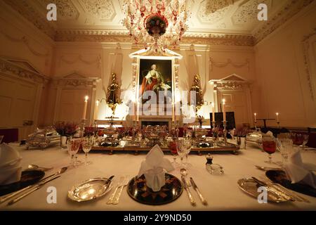 Evan Samson, der das Front-of-House-Team im Dumfries House leitet, zündet Kerzen an, während er dem Pink Dining Room, dem Lieblingszimmer des Königs im Dumfries House in Cumnock, Ayrshire, den letzten Schliff verleiht, wo Mitglieder der Öffentlichkeit die Möglichkeit erhalten, ein fest aus dem 18. Jahrhundert zu genießen, als Teil eines neuen maßgeschneiderten Dining Experience, das von der King's Foundation Charity geleitet wird. Bilddatum: Donnerstag, 10. Oktober 2024. Stockfoto