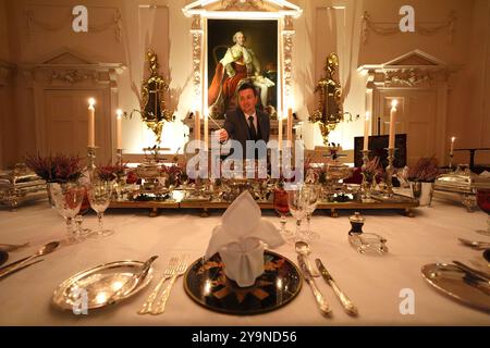 Evan Samson, der das Front-of-House-Team im Dumfries House leitet, zündet Kerzen an, während er dem Pink Dining Room, dem Lieblingszimmer des Königs im Dumfries House in Cumnock, Ayrshire, den letzten Schliff verleiht, wo Mitglieder der Öffentlichkeit die Möglichkeit erhalten, ein fest aus dem 18. Jahrhundert zu genießen, als Teil eines neuen maßgeschneiderten Dining Experience, das von der King's Foundation Charity geleitet wird. Bilddatum: Donnerstag, 10. Oktober 2024. Stockfoto