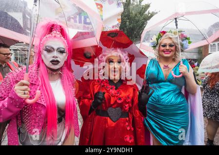 England, Kent, Dover, Dover Pride Parade, Gruppe von Drag Artists Stockfoto