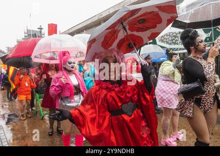 England, Kent, Dover, Dover Pride Parade, Gruppe von Drag Artists Stockfoto