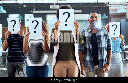 Menschen, Zeichen und Fragezeichen im Gesicht im Büro mit Mann, Porträt und glücklich für die Rekrutierung bei Start-up. Mystery, Einstellung und Onboarding für anonyme Personen Stockfoto