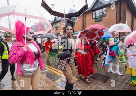 England, Kent, Dover, Dover Pride Parade, Gruppe von Drag Artists Stockfoto