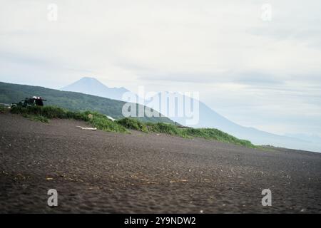 Khalaktyrsky Beach, Kamtschatka. Ruhige und wunderschöne Strandlandschaft mit ruhigen Wellen und Hügeln in der Ferne Stockfoto