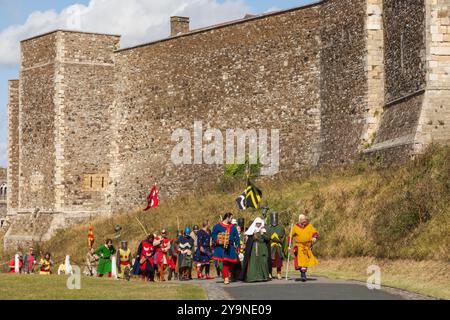 England, Kent, Dover, Schloss Dover, mittelalterliche Nachstellung Gruppe in mittelalterlichen Kostümen Stockfoto