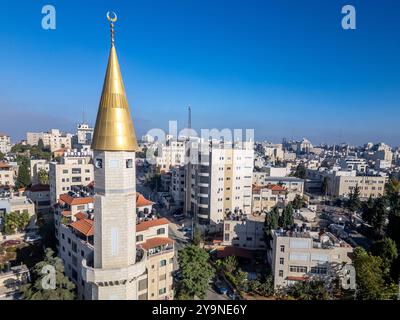 Goldenes Minarett und die Skyline von Ramallah, der Hauptstadt der Palästinensischen Gebiete Stockfoto