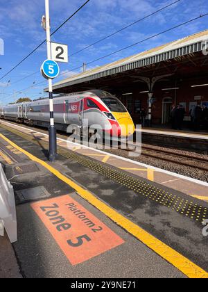 Der LNER Azuma Zug fährt durch Grantham Station, Lincolnshire, England. Stockfoto