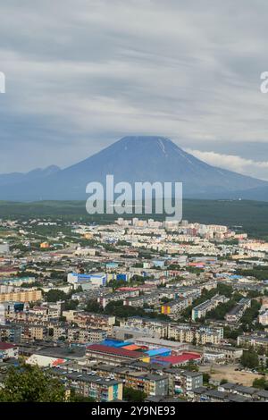 Petropavlovsk-Kamtschatski aus der Vogelperspektive. Erleben Sie den atemberaubenden Blick auf das urbane Gebiet, der durch eine majestätische Bergkulisse verstärkt wird Stockfoto