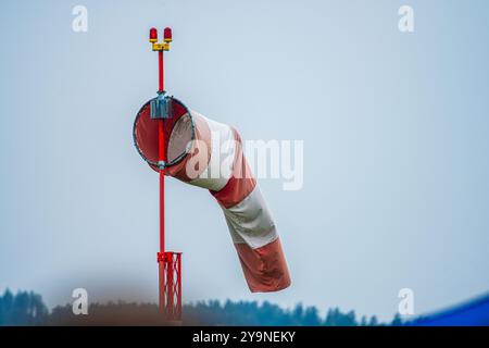 Windsock am Flughafen, der Windgeschwindigkeit misst Stockfoto