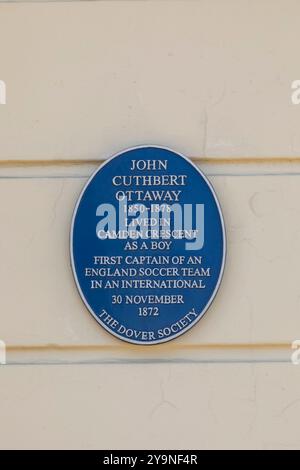 England, Kent, Dover, Blue Plaque Wall Memorial für John Cuthbert Ottaway 1850–1878, den ersten Kapitän einer englischen Fußballmannschaft in einem International i Stockfoto