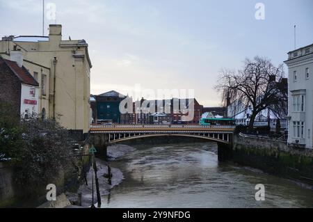 Die alte Stadtbrücke über den Fluss Witham im Winter mit dramatischem Himmel Stockfoto