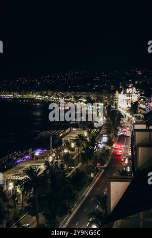 Nizza, Frankreich - 31. August 2024: Nächtlicher Blick auf die Promenade des Anglais in Nizza Stockfoto