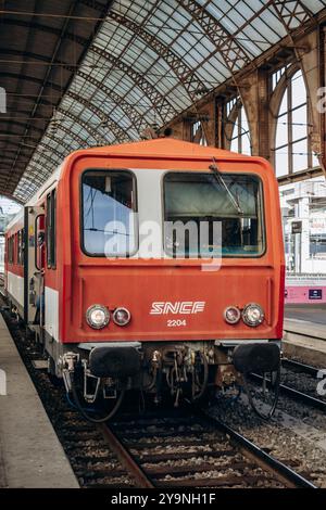 Nizza, Frankreich - 31. August 2024: Klassischer SNCF-Zug am Bahnhof Nizza Ville Stockfoto