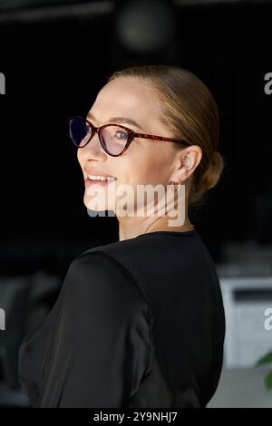 Eine Frau in Übergröße an ihrem Arbeitsplatz zeigt Selbstvertrauen und Stil, während sie sich auf ihre Aufgaben konzentriert. Stockfoto