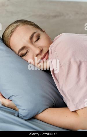 Eine junge, schöne Frau in Übergröße genießt einen ruhigen Moment und ruht friedlich in ihrem Schlafzimmer aus. Stockfoto