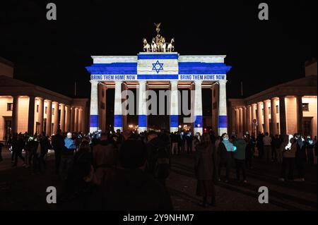 07.10.2024, Berlin, Deutschland, Europa - Erleuchtung des Brandenburger Tors in Solidarität mit Israel zum 1. Jahrestag des Angriffs vom 7. Oktober. Stockfoto