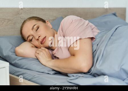 Eine junge, schöne Frau in Übergröße schläft friedlich in ihrem Haus, um Komfort und Ruhe zu genießen. Stockfoto