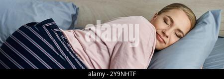 Eine junge Frau in Übergröße genießt einen erholsamen Moment und liegt bequem auf der Seite im Bett. Stockfoto