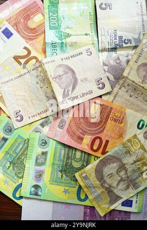 Papiergeld aus verschiedenen europäischen Ländern: 5 türkische Lira, 200 russische Rubel, 10 serbische Dinar, 10 und 100 Euro-Banknoten. Stockfoto