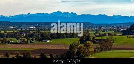 10.10.2024, die Kreisstadt Mindelheim Unterallgäu vor der Alpenkette in der Föhnwetterlage, in der Mitte hinten Deutschlands höchster Berg die Zugspitze. Links das Kloster Lohof. Drohnenaufnahme. 10.10.2024, Mindelheim 10.10.2024, Mindelheim *** 10 10 2024, die Kreisstadt Mindelheim Unterallgäu vor der Alpenkette in der Föhnwetterlage, in der Mitte hinter Deutschlands höchstem Berg der Zugspitze links die Lohof Kloster Drohne Schuss 10 10 10 2024, Mindelheim 10 10 2024, Mindelheim Stockfoto