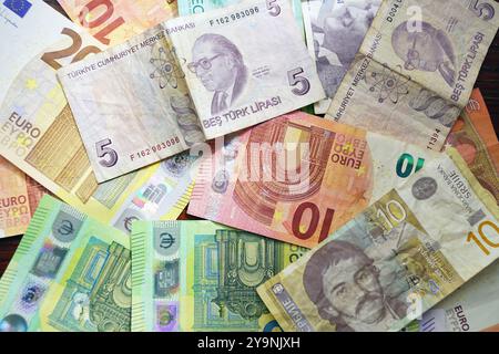 Geld aus verschiedenen Ländern. Banknoten in Höhe von 5 türkischen Lira, 10 serbischen Dinar und die Währung der Euroländer: 10, 100 und 200 Euro. Stockfoto