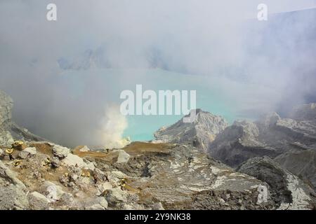 Die Caldera-Wände des Kraters Ijen mit seinem türkisfarbenen See weisen auf den hohen Schwefelgehalt im Wasser hin. Stockfoto