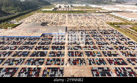 NINGDE, CHINA – 10. OKTOBER 2024 – Fahrzeuge, die bei einem Automobilhersteller geparkt sind, werden in Kürze auf den Markt in Ningde, Provinz Fujian, Chi, gebracht Stockfoto