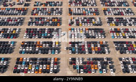 NINGDE, CHINA – 10. OKTOBER 2024 – Fahrzeuge, die bei einem Automobilhersteller geparkt sind, werden in Kürze auf den Markt in Ningde, Provinz Fujian, Chi, gebracht Stockfoto