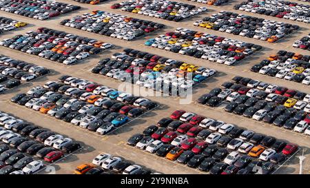 NINGDE, CHINA – 10. OKTOBER 2024 – Fahrzeuge, die bei einem Automobilhersteller geparkt sind, werden in Kürze auf den Markt in Ningde, Provinz Fujian, Chi, gebracht Stockfoto