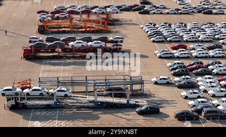 NINGDE, CHINA – 10. OKTOBER 2024 – Fahrzeuge, die bei einem Automobilhersteller geparkt sind, werden in Kürze auf den Markt in Ningde, Provinz Fujian, Chi, gebracht Stockfoto