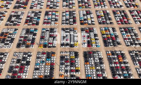 NINGDE, CHINA – 10. OKTOBER 2024 – Fahrzeuge, die bei einem Automobilhersteller geparkt sind, werden in Kürze auf den Markt in Ningde, Provinz Fujian, Chi, gebracht Stockfoto