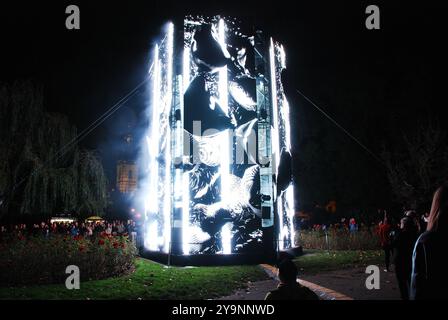 Beginn des 12. Signal Festivals in Prag, Tschechische Republik, 10. Oktober 2024. Foto-Installation Dialogue von Jan Hladil und Jakub Strach (Know Stockfoto