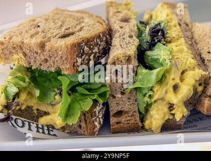 Nahaufnahme von Coronation Chicken Sandwich Stockfoto