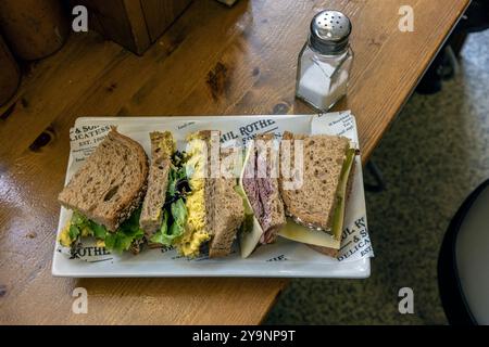 Nahaufnahme von Sandwiches auf Teller im Paul Rothe & Son Deli in Marylebone, London, United Kingdome. Stockfoto