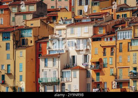 Farbenfrohe, helle Fassaden der Stadt Menton an einem sonnigen Tag Stockfoto