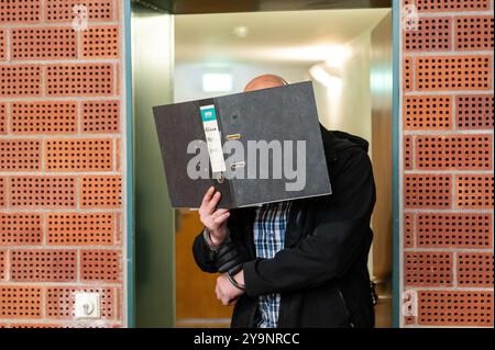 Konstanz, Deutschland. Oktober 2024. Der Angeklagte wird vor Beginn des Prozesses in den Gerichtssaal des Bezirksgerichts Konstanz gebracht. Nach Angaben der Staatsanwaltschaft soll der Verdächtige das 51-jährige Opfer am 2. Juni 2019 „heimtückisch und aus Gier“ in seinem Haus in Gaienhofen in Baden-Württemberg ermordet haben. Der Körper wurde noch nicht gefunden. Quelle: Silas Stein/dpa/Alamy Live News Stockfoto