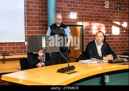 Konstanz, Deutschland. Oktober 2024. Der Angeklagte (l) sitzt neben seinem Verteidiger Marc Decker (r) vor Beginn des Prozesses in einem Gerichtssaal vor dem Amtsgericht Konstanz. Nach Angaben der Staatsanwaltschaft soll der Verdächtige das 51-jährige Opfer am 2. Juni 2019 „heimtückisch und aus Gier“ in seinem Haus in Gaienhofen in Baden-Württemberg ermordet haben. Der Körper wurde noch nicht gefunden. Quelle: Silas Stein/dpa/Alamy Live News Stockfoto