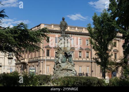 AOSTA, ITALIEN, 2. AUGUST 2024: Blick auf den öffentlichen Park Emilio Lussu in der Stadt Aosta mit Bäumen und alter Bronzestatue. Aosta ist ein beliebter Tourist d Stockfoto