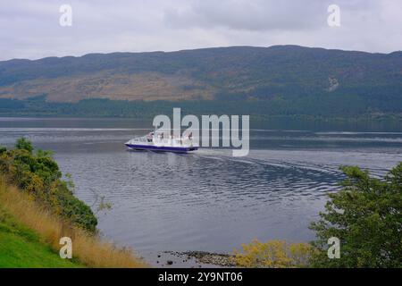 Blick auf Loch Ness von den Ruinen von Urquhart Castle am Westufer, Drumnadrochit, Highland, Schottland Stockfoto