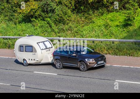 2014 Bronze Volvo XC60 SE LUX NAV D5 AWD Auto schleppt Barfuß Pod kleiner Wohnwagen auf der Autobahn M7, Großbritannien Stockfoto